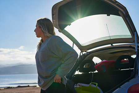 Young woman standing behind open car boot Foto de stock - Sin royalties Premium, Código: 649-09250154