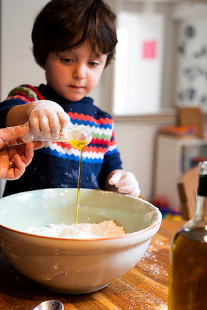 simsearch:649-08576682,k - Toddler helping mother pour oil into flour in mixing bowl Fotografie stock - Premium Royalty-Free, Codice: 649-09250177