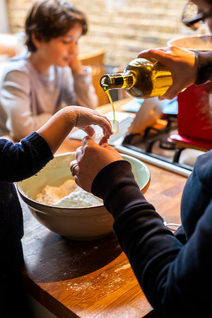 simsearch:649-08576682,k - Toddler helping mother pour oil into flour in mixing bowl Fotografie stock - Premium Royalty-Free, Codice: 649-09250173