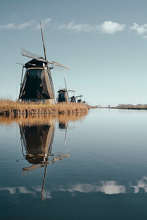 simsearch:649-07239644,k - Windmills along canal, Kinderdijk, Zuid-Holland, Netherlands Photographie de stock - Premium Libres de Droits, Code: 649-09250205