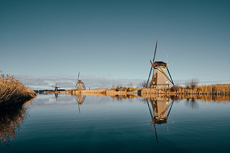 simsearch:649-07239644,k - Windmills along canal, Kinderdijk, Zuid-Holland, Netherlands Photographie de stock - Premium Libres de Droits, Code: 649-09250206