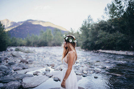 simsearch:6113-07731071,k - Woman in white dress standing by river, portrait, Orta, Piemonte, Italy Foto de stock - Sin royalties Premium, Código: 649-09250258