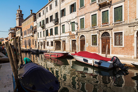 simsearch:649-09269390,k - Moored boats on narrow canal, Renaissance architectural style residential palace buildings, Dorsoduro district, Venice, Veneto, Italy Stock Photo - Premium Royalty-Free, Code: 649-09250500