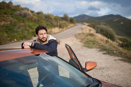 reflective vest - Man resting against car on roadside, enjoying view on hilltop, Villasimius, Sardegna, Italy Photographie de stock - Premium Libres de Droits, Code: 649-09250928