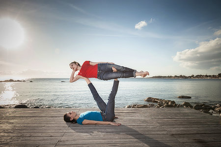 simsearch:614-08827013,k - Women practising acro yoga at seaside Stockbilder - Premium RF Lizenzfrei, Bildnummer: 649-09250934