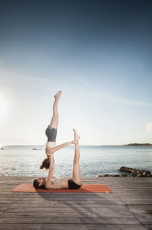 simsearch:649-09250942,k - Women practising acro yoga at seaside Photographie de stock - Premium Libres de Droits, Code: 649-09250935