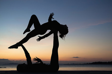 simsearch:649-09250942,k - Women practising acro yoga at seaside Photographie de stock - Premium Libres de Droits, Code: 649-09250945