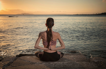 simsearch:649-09250942,k - Woman practising yoga at seaside Photographie de stock - Premium Libres de Droits, Code: 649-09250942
