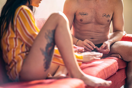 simsearch:649-09250931,k - Hipster couple playing cards on sofa Foto de stock - Sin royalties Premium, Código: 649-09250950