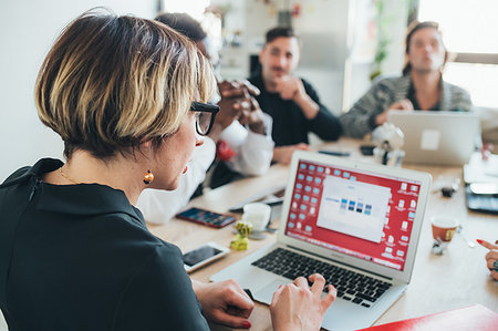 simsearch:649-08714115,k - Businessmen and businesswomen having discussion in loft office Foto de stock - Sin royalties Premium, Código: 649-09251078