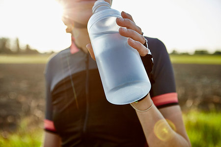 simsearch:649-08949542,k - Female cyclist drinking from water bottle, cropped Photographie de stock - Premium Libres de Droits, Code: 649-09251306