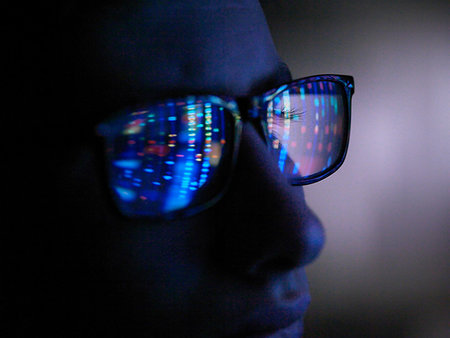 Genetic research, computer screen reflection in spectacles of DNA profile, close up of face Photographie de stock - Premium Libres de Droits, Code: 649-09251302