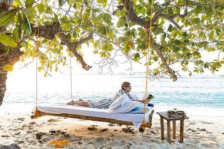 el nido - Woman reading book on swing bed in beach, Ginto island, Linapacan, Philippines Foto de stock - Sin royalties Premium, Código: 649-09251325