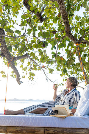 simsearch:649-09251347,k - Woman reading book on swing bed in beach, Ginto island, Linapacan, Philippines Photographie de stock - Premium Libres de Droits, Code: 649-09251327