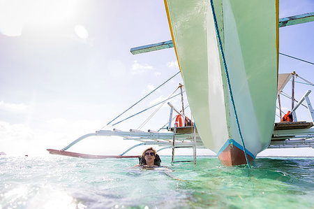 simsearch:649-08564011,k - Woman swimming near moored boat, Ginto island, Linapacan, Philippines Foto de stock - Sin royalties Premium, Código: 649-09251322