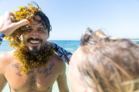 simsearch:614-07768262,k - Woman wrapping seaweed around man's neck in sea, Pagudpud, Ilocos Norte, Philippines Foto de stock - Sin royalties Premium, Código: 649-09251369