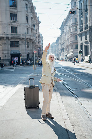 simsearch:649-09257678,k - Senior businessman with wheeled luggage in city, Milano, Lombardia, Italy Photographie de stock - Premium Libres de Droits, Code: 649-09251548