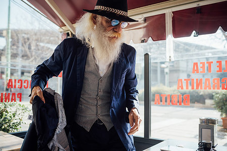 sombrero de jipijapa - Senior businessman sitting down in cafe, Milano, Lombardia, Italy Foto de stock - Sin royalties Premium, Código: 649-09251555