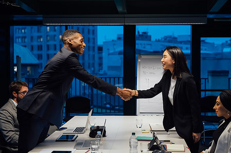 simsearch:614-09026808,k - Businesswoman and male client shaking hands over conference table meeting Fotografie stock - Premium Royalty-Free, Codice: 649-09251609