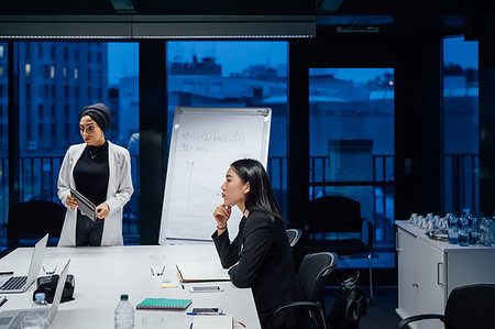 simsearch:649-09251667,k - Businesswomen listening during office presentation Photographie de stock - Premium Libres de Droits, Code: 649-09251619