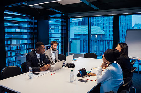 simsearch:614-09017329,k - Businessmen and women having discussion over conference table meeting Photographie de stock - Premium Libres de Droits, Code: 649-09251647