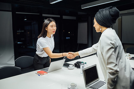 simsearch:614-08821459,k - Businesswomen shaking hands over conference table Foto de stock - Royalty Free Premium, Número: 649-09251676