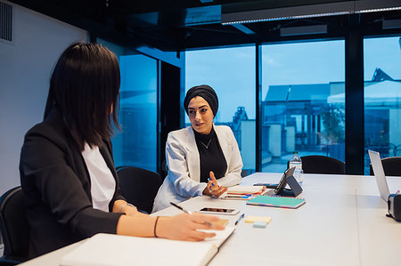 simsearch:614-08821459,k - Businesswomen meeting at conference table Foto de stock - Royalty Free Premium, Número: 649-09251686