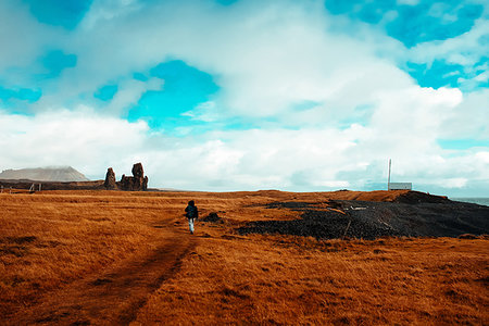 Tourist walking on autumn landscape, Londrangar, Snaefellnes Westfjords, Iceland Foto de stock - Royalty Free Premium, Número: 649-09251837