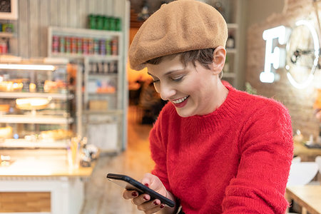 simsearch:649-09252029,k - Mid adult woman in beret, looking at smartphone in cafe Fotografie stock - Premium Royalty-Free, Codice: 649-09251867