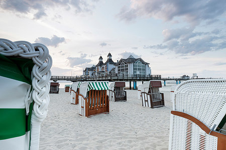 ruegen - Traditional beach chairs and pier, Sellin, Rugen, Mecklenburg-Vorpommern, Germany Fotografie stock - Premium Royalty-Free, Codice: 649-09251886