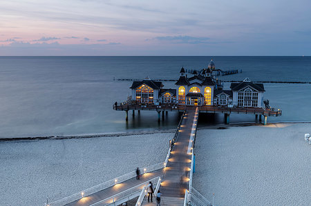 ruegen - Traditional pier illuminated at sunset, elevated view, Sellin, Rugen, Mecklenburg-Vorpommern, Germany Fotografie stock - Premium Royalty-Free, Codice: 649-09251890