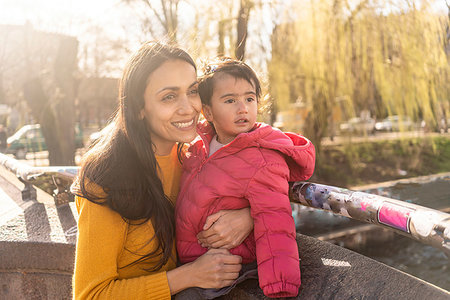 simsearch:614-09270375,k - Mother and daughter in park Foto de stock - Sin royalties Premium, Código: 649-09251926