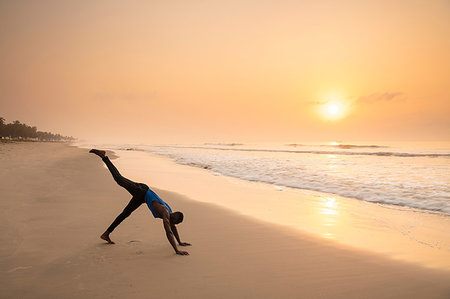 simsearch:649-09250942,k - Man practising yoga on beach Photographie de stock - Premium Libres de Droits, Code: 649-09251938