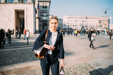 simsearch:649-07804273,k - Young female tourist with shopping bags in city square, Milan, Italy Stock Photo - Premium Royalty-Free, Code: 649-09251999