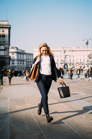 simsearch:649-07804273,k - Young female tourist with shopping bags strolling in city square, Milan, Italy Stock Photo - Premium Royalty-Free, Code: 649-09252005