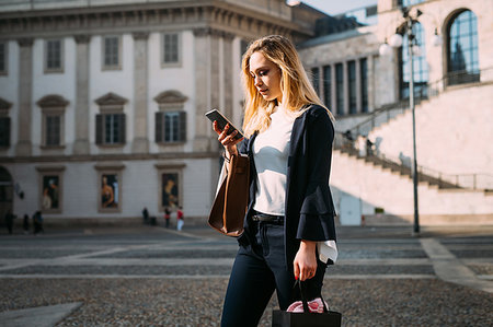 simsearch:649-09252022,k - Young female tourist looking at smartphone in city square, Milan, Italy Stock Photo - Premium Royalty-Free, Code: 649-09252008