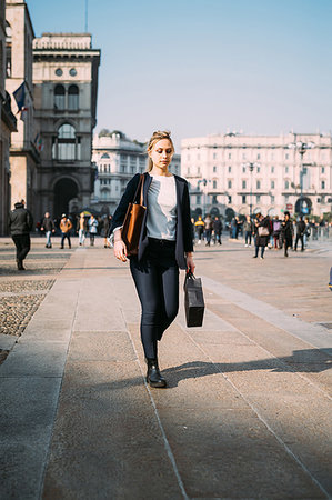 simsearch:6102-08481462,k - Young female tourist with shopping bags strolling in city square, Milan, Italy Foto de stock - Royalty Free Premium, Número: 649-09252002