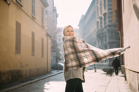 simsearch:649-07585570,k - Young female tourist wrapped in shawl, portrait, Milan, Italy Foto de stock - Sin royalties Premium, Código: 649-09252014