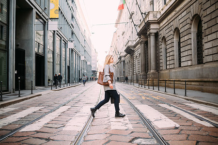 simsearch:6102-08481462,k - Young woman with shopping bags walking over pelican crossing, Milan, Italy Foto de stock - Royalty Free Premium, Número: 649-09252027