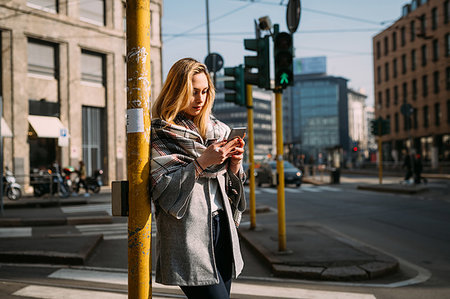 simsearch:649-09061459,k - Young female tourist looking at smartphone at tram station, Milan, Italy Foto de stock - Sin royalties Premium, Código: 649-09252020