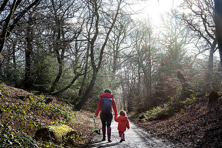 simsearch:649-09252033,k - Boy and mother walking along woodland road, rear view Fotografie stock - Premium Royalty-Free, Codice: 649-09252037