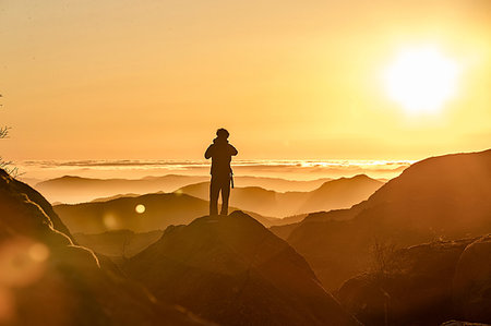 Hiker enjoying view on hilltop at sunset, Preikestolen (Pulpit Rock), Lysefjord, Norway, Stavanger Photographie de stock - Premium Libres de Droits, Code: 649-09252042