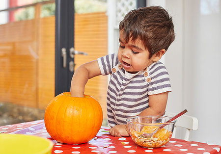 simsearch:649-09251433,k - Boy gutting pumpkin in kitchen Photographie de stock - Premium Libres de Droits, Code: 649-09252154