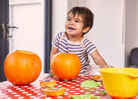 simsearch:649-09251433,k - Boy carving pumpkin in kitchen Photographie de stock - Premium Libres de Droits, Code: 649-09252152