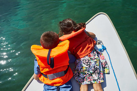 simsearch:649-09277583,k - Children looking down into sea water on boat Foto de stock - Royalty Free Premium, Número: 649-09252161