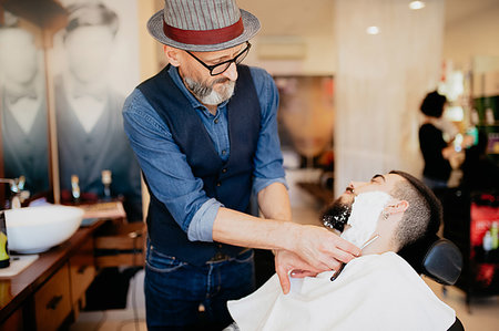 simsearch:614-07146671,k - Hairdresser shaving customer's beard in barber shop Photographie de stock - Premium Libres de Droits, Code: 649-09268541