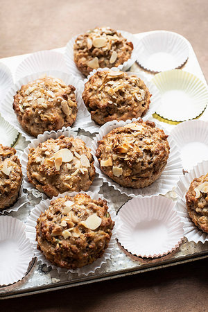 simsearch:695-05771477,k - Still life of wholemeal muffins and cake cases on baking tray, overhead view Foto de stock - Sin royalties Premium, Código: 649-09268604