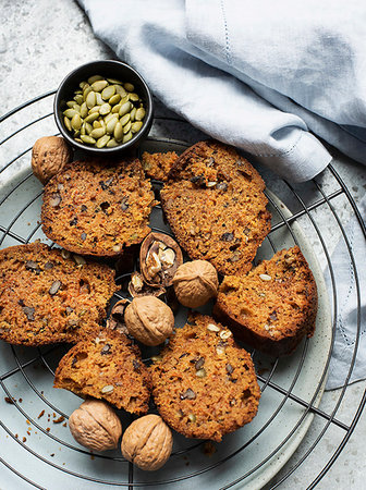 Still life of walnut and pumpkin seed cake sliced on cooling rack, overhead view Photographie de stock - Premium Libres de Droits, Code: 649-09268611