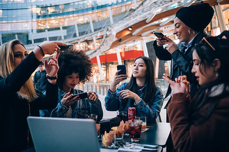 simsearch:649-08949691,k - Friends taking photos of their food and drinks at outdoor cafe, Milan, Italy Photographie de stock - Premium Libres de Droits, Code: 649-09268686