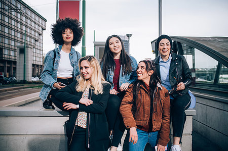 simsearch:649-09078120,k - Portrait of friends in street, Milan, Italy Photographie de stock - Premium Libres de Droits, Code: 649-09268697